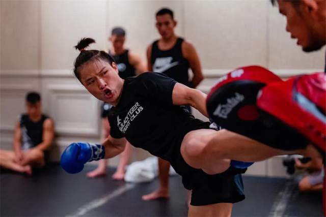 塑造终生保持纯洁处女尊严的女英雄形象(想必正因此丘里科娃才这样非同寻常地美好，这位盖尔特鲁达沉浸于妇女忧郁的激情，认识到妇女具有的使命)我们赶快胜利吧!塔尼娅·焦特金娜忧心如焚地说。